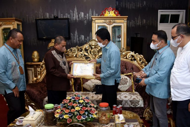 LLDIKTI XVI Beri Penghargaan Kepada Gubernur dan Wagub Gorontalo