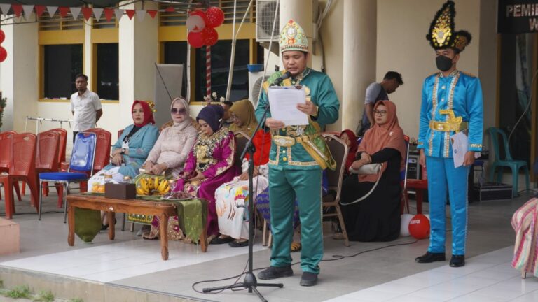 Upacara Peringati HUT Kemerdekaan RI, LLDIKTI XVI Kenakan Pakaian Adat