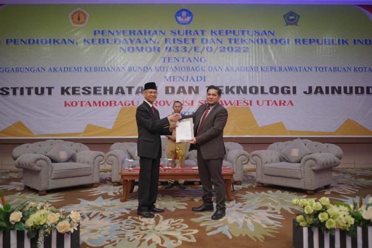 Kepala LLDIKTI XVI serahkan SK penggabungan Akbid Bunda dan Akper Totabuan