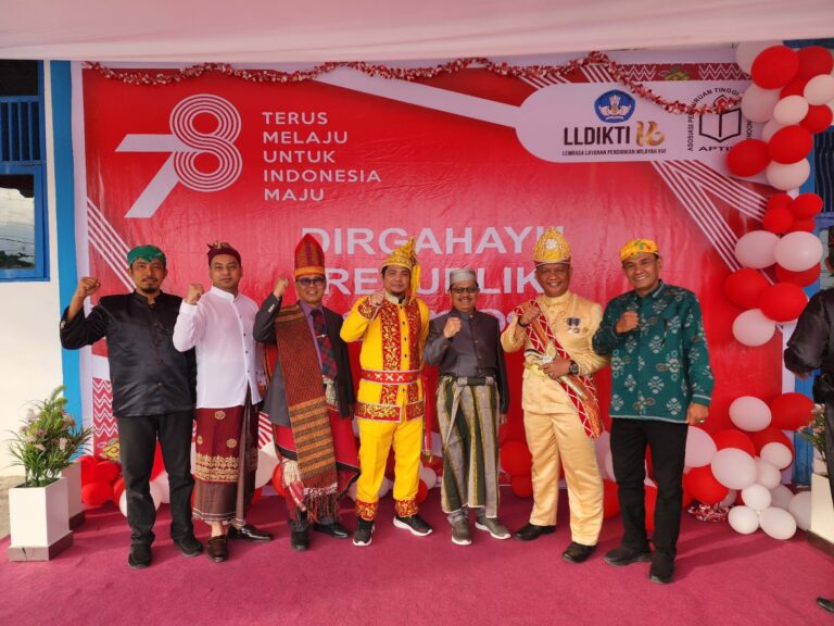 Kenakan Pakaian Adat Kaili, Munawir Pimpin Upacara Kemerdekaan di Palu